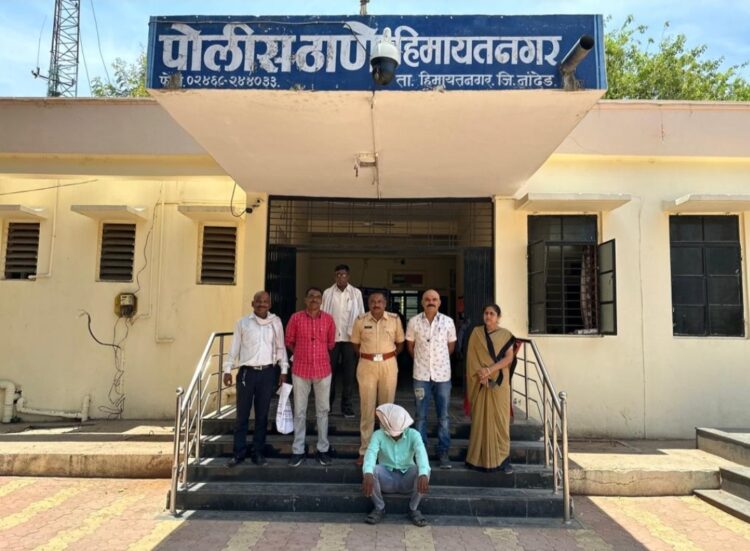 आपत्कानील रजेवर असलेल्या फरार आरोपीस हिमायतनगर पोलीसांनी केले जेरबंद…<br />👉🏻जिल्हा पोलिस प्रशासनाकडून सायबर सेल व पोलीस पथकाचे अभिनंदन 1 IMG 20230530 174948