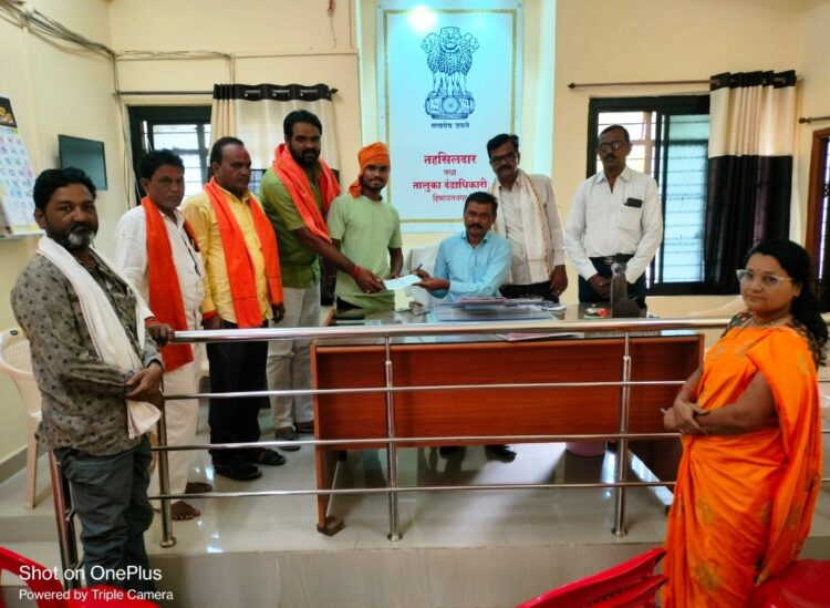 हिमायतनगर येथील शिवसैनिकांच्या मागणीला अखेर यश..<br />68 लाभार्थ्यांच्या खात्यावर सानुग्रह अनुदानाचे पैसे जमा…<br />👉🏻 माजी नगराध्यक्ष कुणाल राठोड यांनी केला होता पाठपुरावा… 1 Picsart 23 06 05 15 26 43 985