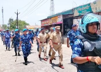 हिमायतनगर शहरात बकरी ईद व आषाढी एकादशीच्या अनुषंगाने रॅपिड ॲक्शन फोर्स दाखल..<br>👉🏻हिमायतनगरातील मुख्य रस्त्याने पोलिसांनी रूट मार्च काढून दिला शांततेचा संदेश.. 2 Picsart 23 06 17 13 09 54 505 1