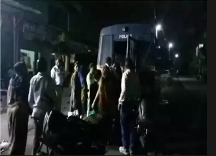 महिलेच्या घरातच अनैतिक धंदे, पोलिसांच्या छाप्यात चार ग्राहक सापडले, नागपुरात सेक्स रॅकेटचा पर्दाफाश 1 image editor output image 1326414019 1686150247714