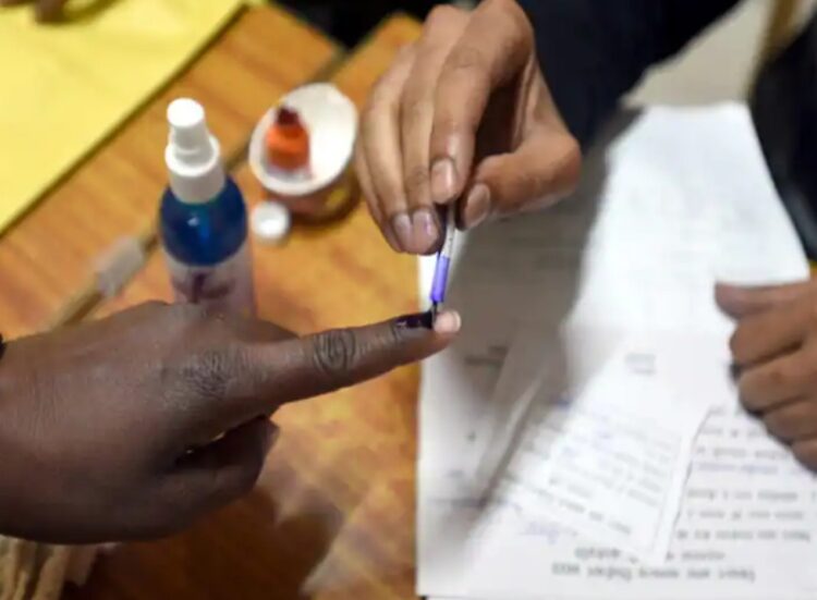 जात वैधता प्रमाणपत्र सादर न करणाऱ्या 200 ग्रामपंचायत सदस्यांना दणका, बीड प्रशासनाची अपात्रतेची कारवाई 1 image editor output image1775127426 1686151830682