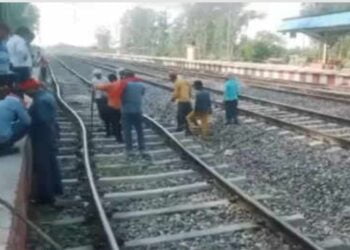 उष्णतेनं रेल्वे रुळ वितळला, एक्स्प्रेस पास झाली; लोको पायलटच्या प्रसंगावधानानं अनर्थ टळला 4 image editor output image2139571337 1687177824269