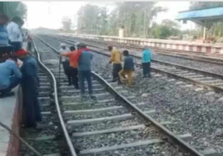 उष्णतेनं रेल्वे रुळ वितळला, एक्स्प्रेस पास झाली; लोको पायलटच्या प्रसंगावधानानं अनर्थ टळला 1 image editor output image2139571337 1687177824269