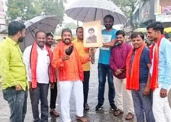 हिमायतनगर येथे किरीट सोमय्या यांच्या पुतळ्यास शिवसैनिकांचे जोडे मारो आंदोलन… 4 IMG 20230718 WA0070