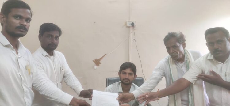 मयत शेतकऱ्यांचे महात्मा ज्योतिबा फुले कर्जमाफीसह नव्याने पीककर्ज वारसांना लाभ मिळेना<br> मयत शेतकऱ्यांच्या वारसांनी 14 ऑगस्ट रोजी उपोषणाचा इशारा 1 IMG 20230730 WA0009