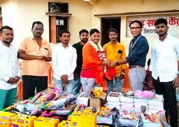 सामाजिक कार्यकर्ते लक्ष्मीकांत देशपांडे यांचा वाढदिवस जि.प.के प्रा.शाळेत विविध उपक्रमांनी साजरा..<br />👉🏻वाढदिवसाचां वायफळ खर्च टाळून जि.प.शाळेतील विद्यार्थ्यांना शैक्षणिक साहित्याची भेट… 6 Picsart 23 07 17 15 26 46 659