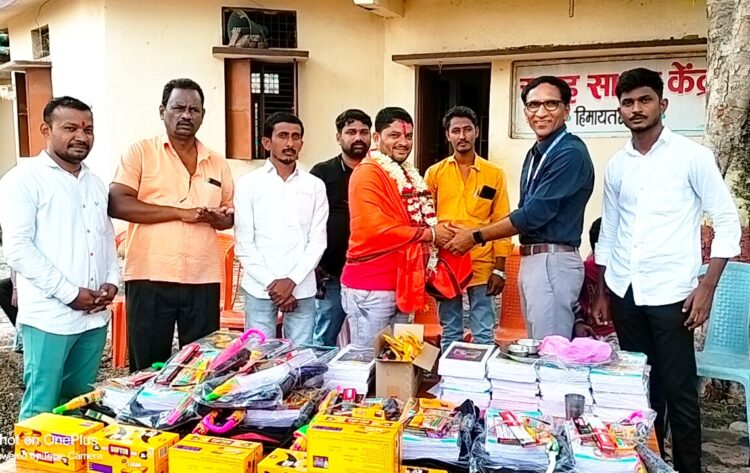 सामाजिक कार्यकर्ते लक्ष्मीकांत देशपांडे यांचा वाढदिवस जि.प.के प्रा.शाळेत विविध उपक्रमांनी साजरा..<br />👉🏻वाढदिवसाचां वायफळ खर्च टाळून जि.प.शाळेतील विद्यार्थ्यांना शैक्षणिक साहित्याची भेट… 1 Picsart 23 07 17 15 26 46 659