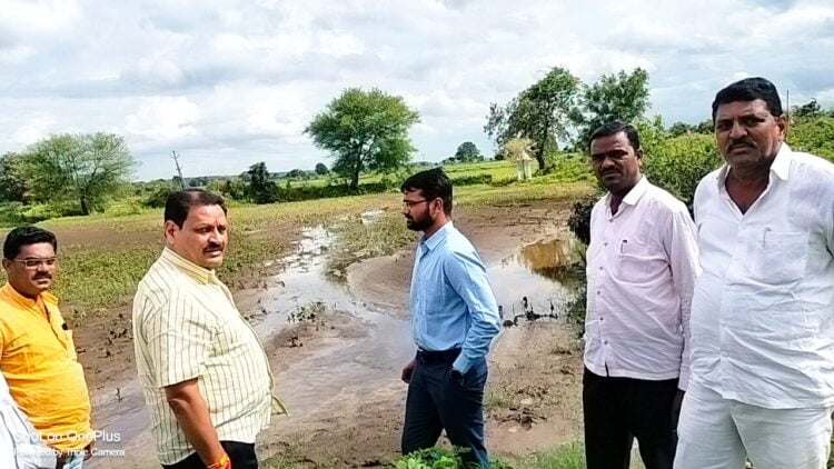 आमदार जवळगावकर यांनी शेतकऱ्यांच्या बांधावर जाऊन केली पिकांची पाहणी..<br />👉🏻हिमायतनगर तहसील कार्यालयात बैठक घेऊन तलाठी मंडळ अधिकारी यांना सरसकट पंचनामे करण्याचे दिले आदेश… 1 Picsart 23 07 31 16 29 57 055