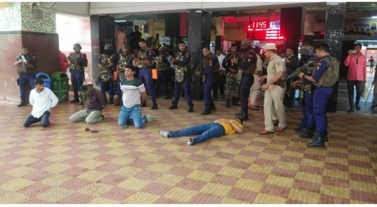 रेल्वे स्थानकात लपून बसलेल्या तीन अतिरेक्यांना जीवंत पकडले आणि एकाला कंठस्नान घातले 1 image editor output image 644680086 1690036385475