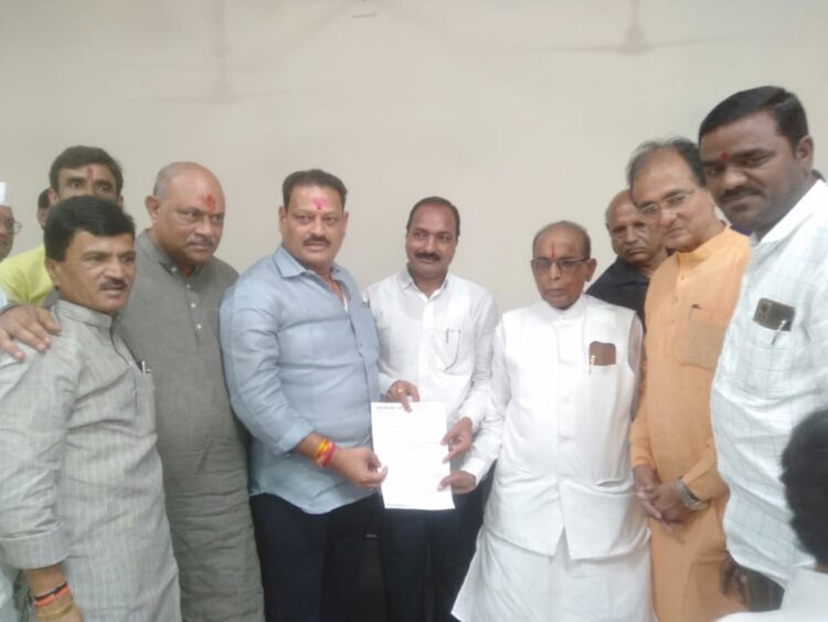 हिमायतनगर काँग्रेस तालुका अध्यक्षपदी सूर्यवंशी तर शहराध्यक्षपदी संजय माने यांची फेरनिवड..<br />👉🏻 आमदार जवळगावकर यांनी दिला निष्ठावंत कार्यकर्त्यांना न्याय.. 1 IMG 20230822 WA0070