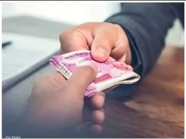 एक लाखाची लाच घेताना साताऱ्यात दोन पोलिस अधिकाऱ्यांना अटक, अवैध दारू व्यवसायप्रकरणी केली होती लाचेची मागणी 1 image editor output image 932537846 1691825618571