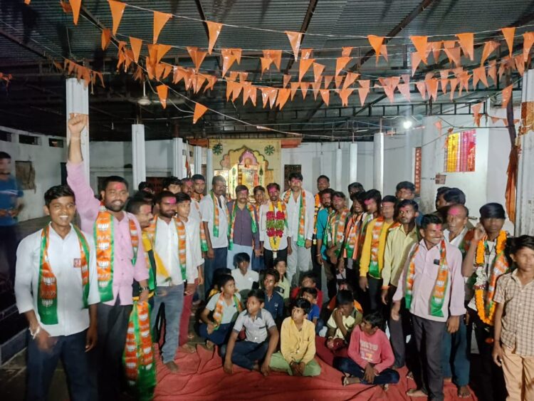 भाजपा नवनिर्वाचित तालुकाध्यक्ष गजानन चायल यांच्या नेतृत्वात अनेकांचा भाजपमध्ये प्रवेश..<br />👉🏻बोरगडी, वारंगटाकली सह अनेक गावातील नव तरुण युवकांचा भाजपा मध्ये प्रवेश..<br />👉🏻मतदारसंघात भाजपा वाढीसाठी प्रयत्न करणार :-गजानन चायल 1 IMG 20230921 WA0052