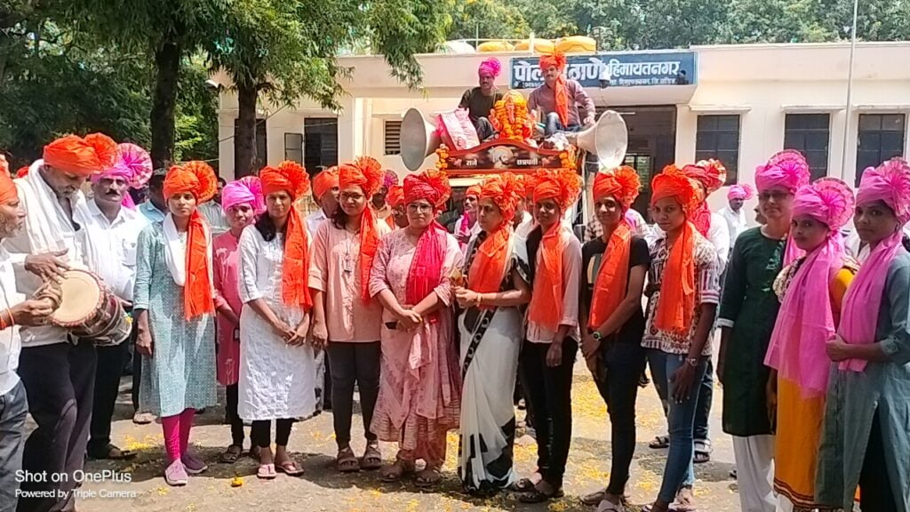 पारंपारिक पद्धतीने हिमायतनगर येथील पोलीस स्थानकातील गणरायांना निरोप..<br>👉🏻 टाळ मृदुंगाच्या गजरात गावकऱ्यांना फेटे बांधून गणपती बाप्पा मोरयाच्या गजरात दिला निरोप… 3 IMG20230927122438 01
