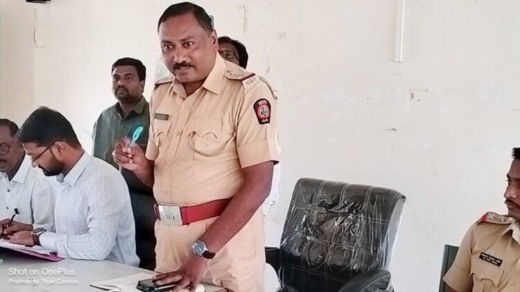 कायदा व सुव्यवस्था अबाधित ठेवून गणेश उत्सव शांततेत साजरे करा :- पो.नि.भुसनुर..<br>👉🏻 तहसील कार्यालय येथे शांतता कमिटीची बैठक संपन्न… 1 Picsart 23 09 14 15 35 57 478