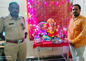 हिमायतनगर तालुक्यात 18 गावात एक गाव एक गणपतीची संकल्पना..तालुक्यात एकूण 91 गणपतीची स्थापना..<br>👉🏻पोलीस स्थानकात मागील 2 वर्षा पासून गणरायाची 11 दिवस मनोभावे प्रार्थना.. 4 Picsart 23 09 25 14 34 56 981