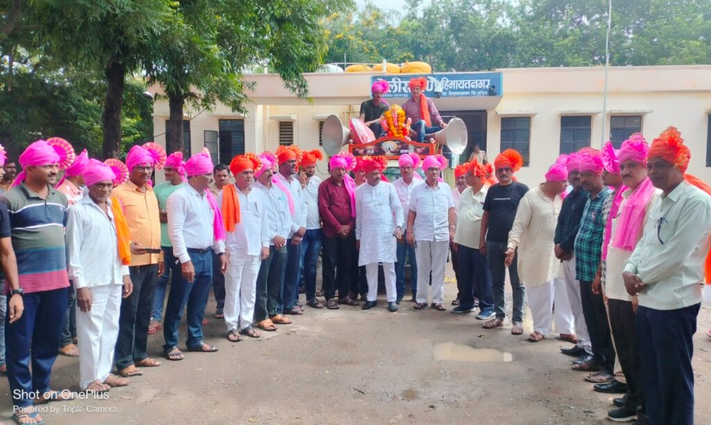 पारंपारिक पद्धतीने हिमायतनगर येथील पोलीस स्थानकातील गणरायांना निरोप..<br>👉🏻 टाळ मृदुंगाच्या गजरात गावकऱ्यांना फेटे बांधून गणपती बाप्पा मोरयाच्या गजरात दिला निरोप… 2 Picsart 23 09 27 16 46 33 952