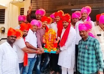 पारंपारिक पद्धतीने हिमायतनगर येथील पोलीस स्थानकातील गणरायांना निरोप..<br>👉🏻 टाळ मृदुंगाच्या गजरात गावकऱ्यांना फेटे बांधून गणपती बाप्पा मोरयाच्या गजरात दिला निरोप… 7 Picsart 23 09 27 16 47 29 147