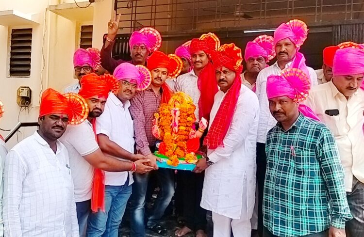 पारंपारिक पद्धतीने हिमायतनगर येथील पोलीस स्थानकातील गणरायांना निरोप..<br>👉🏻 टाळ मृदुंगाच्या गजरात गावकऱ्यांना फेटे बांधून गणपती बाप्पा मोरयाच्या गजरात दिला निरोप… 1 Picsart 23 09 27 16 47 29 147