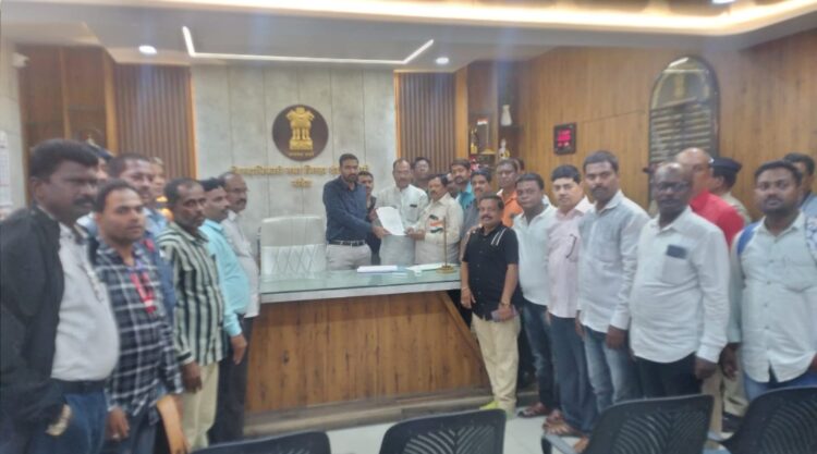 शासन माध्यमांवर मुस्कटदाबी करीत असल्याच्या निषेधार्थ नांदेडमध्ये पत्रकारांची तीव्र निदर्शने 1 image editor output image 1927394552 1694094139319