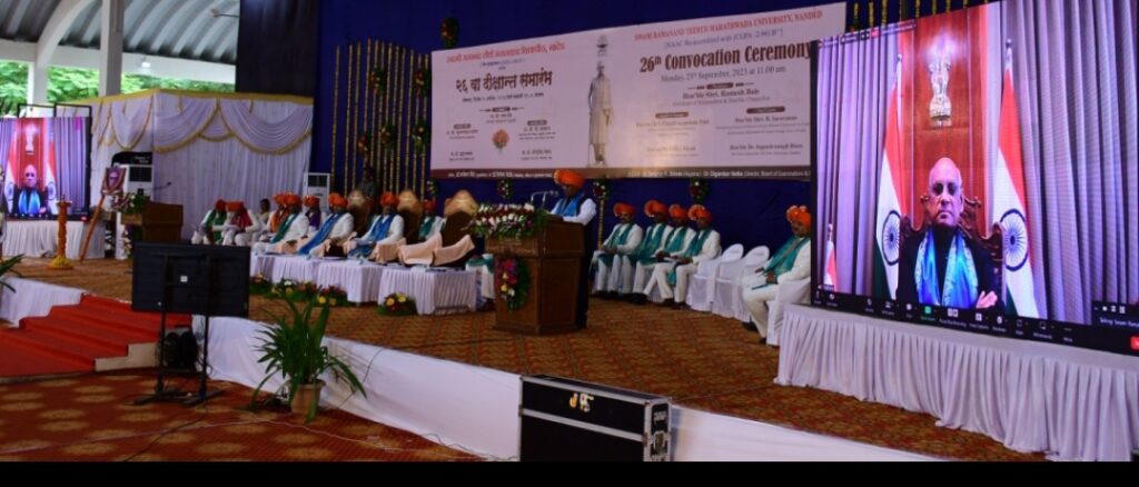 ‘स्वारातीम’ विद्यापीठाचा २६ वा दीक्षान्त समारंभ थाटात संपन्न 4 image editor output image 24435946 1695650577990