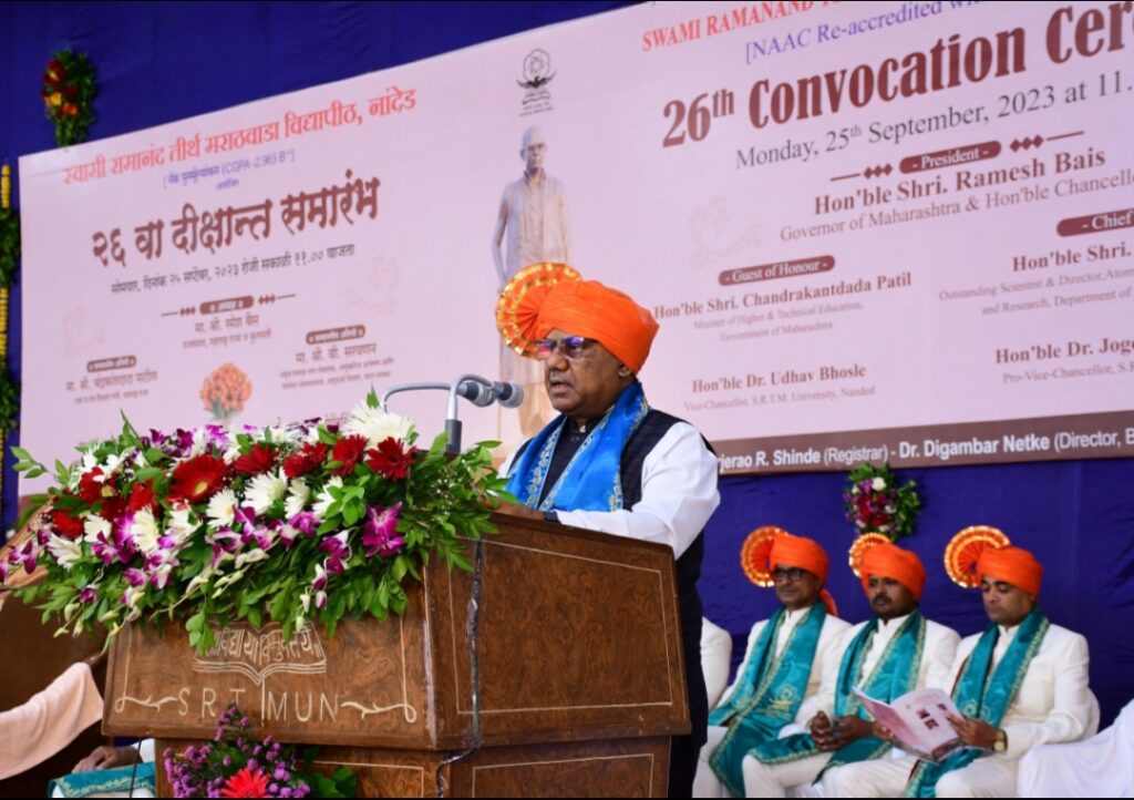 ‘स्वारातीम’ विद्यापीठाचा २६ वा दीक्षान्त समारंभ थाटात संपन्न 2 image editor output image 29977072 1695650512767