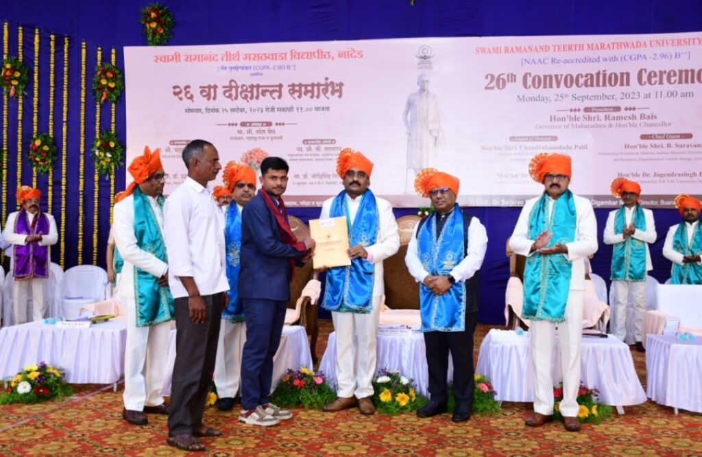 ‘स्वारातीम’ विद्यापीठाचा २६ वा दीक्षान्त समारंभ थाटात संपन्न 3 image editor output image 424400 1695650546733