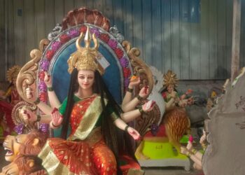 नवरात्री उत्सव तयारी मूर्तीवर मूर्तीकाराचा शेवटा हात 6 IMG 20231014 WA0039