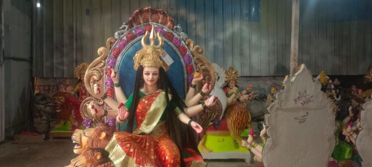 नवरात्री उत्सव तयारी मूर्तीवर मूर्तीकाराचा शेवटा हात 1 IMG 20231014 WA0039