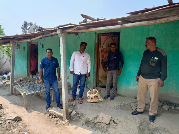 हिमायतनगर पोलिसांच्या कर्तबगारीचा सवना येथील महिलांनी केला जयजयकार...<br>👉सुरकुंटे यांनी देशी दारू सह महिलेला ताब्यात घेऊन केली कारवाई...! 1 IMG 20231018 WA0019