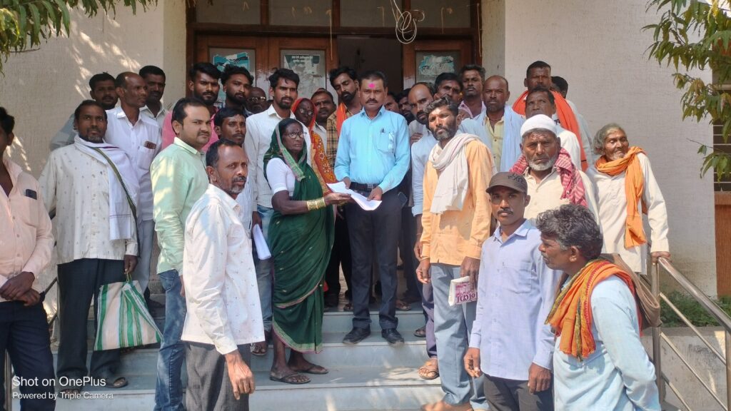 हिमायतनगर तालुक्यातील मौजे आंदेगाव येथील स्वस्त धान्य दुकानदाराच्या विरोधात ग्रामस्थांची तक्रार…<br />👉🏻तात्काळ कार्यवाही करण्याची ग्रामस्थांची मागणी.. 2 IMG20231030132536