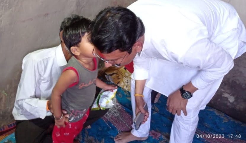 देवराई यांच्या कुटुंबास डॉक्टर श्रीकांत पाटील यांच्याकडून मदत जाहीर.. 2 IMG 20231006 142804