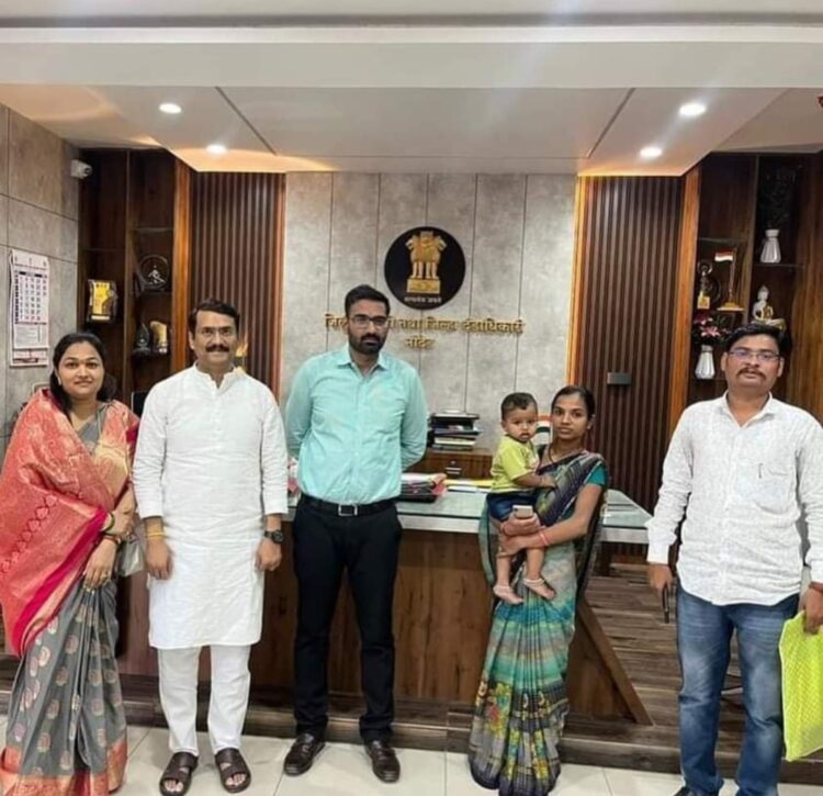 श्रीकांत पाटील यांनी कामारी येथील मयताच्या कुटुंबाची जिल्हाधिकाऱ्यांशी करून दिली भेट….<br />👉🏻लवकरच शासनाची मदत कामारी येथील मयत पिडीतांच्या नातेवाईकाना मिळणार 1 IMG 20231027 182009