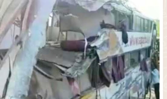 वेग इतका होता की मागच्या बाजूने कठड्याला धडकून सागर ट्रॅव्हल्सची बस उलटली व पुढे फरपटत गेली ! बसच्या कॅबिनमध्ये बसलेल्या प्रवाशाने सांगितली ५ बळी घेतलेल्या भीषण अपघाताची आपबीती !! 1 IMG 20231028 095750