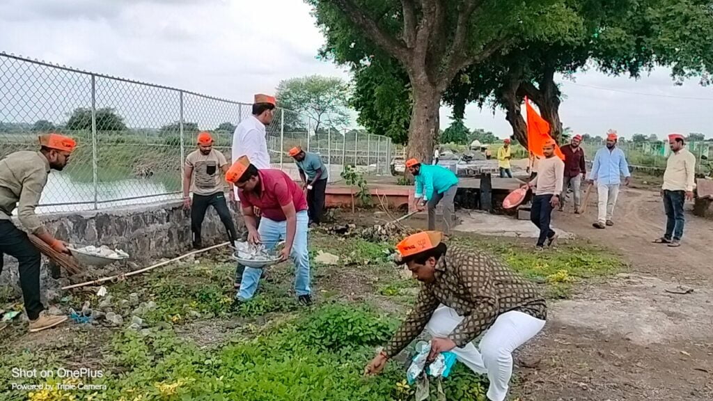 हिमायतनगर भाजपा तर्फे विश्व गौरव सेवा स्वच्छता पंधरवांडा मोहीम संपन्न…<br>👉🏻कणकेश्वर मंदिर परिसराची स्वच्छता करून केली मोहिमेची सुरुवात… 3 Picsart 23 10 01 11 24 10 829