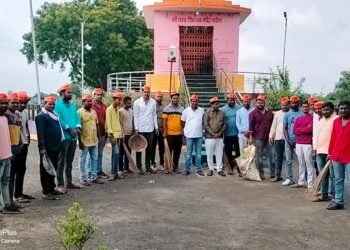 हिमायतनगर भाजपा तर्फे विश्व गौरव सेवा स्वच्छता पंधरवांडा मोहीम संपन्न…<br>👉🏻कणकेश्वर मंदिर परिसराची स्वच्छता करून केली मोहिमेची सुरुवात… 1 Picsart 23 10 01 11 26 25 090