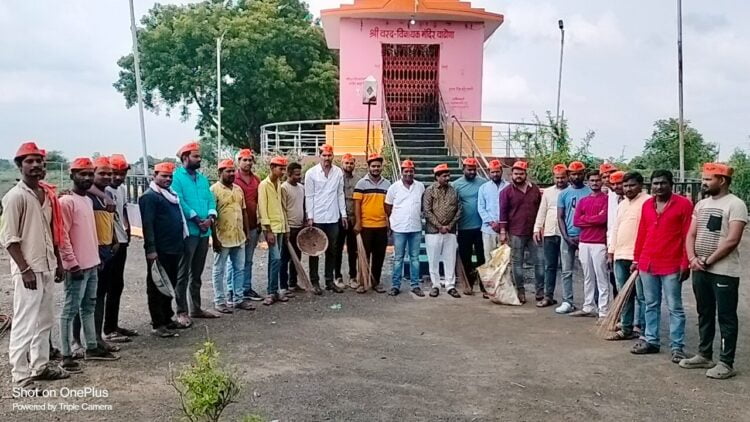 हिमायतनगर भाजपा तर्फे विश्व गौरव सेवा स्वच्छता पंधरवांडा मोहीम संपन्न…<br>👉🏻कणकेश्वर मंदिर परिसराची स्वच्छता करून केली मोहिमेची सुरुवात… 1 Picsart 23 10 01 11 26 25 090