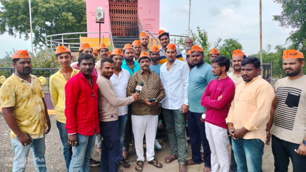 हिमायतनगर भाजपा तर्फे विश्व गौरव सेवा स्वच्छता पंधरवांडा मोहीम संपन्न…<br>👉🏻कणकेश्वर मंदिर परिसराची स्वच्छता करून केली मोहिमेची सुरुवात… 2 Picsart 23 10 01 11 26 40 965