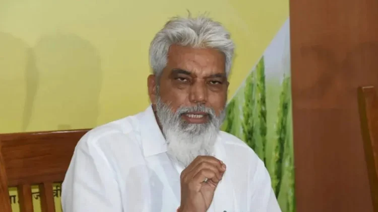 अंधारेंनी माहिती घेऊन आरोप करावेत, आरोप सिद्ध न झाल्यास मानहानीचा दावा करणार; दादा भुसेंचा इशारा 1 अंधारेंनी माहिती घेऊन आरोप करावेत, आरोप सिद्ध न झाल्यास मानहानीचा दावा करणार; दादा भुसेंचा इशारा