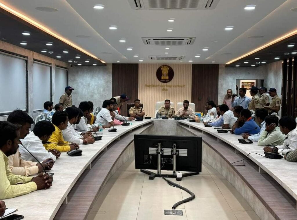 जिल्हाधिकारी कार्यालयातील बैठकीत मराठा नेत्यांचा जिल्हा प्रशासनाला शब्द व व्यक्त केली कृतज्ञता 2 image editor output image 1172457009 1698769907882