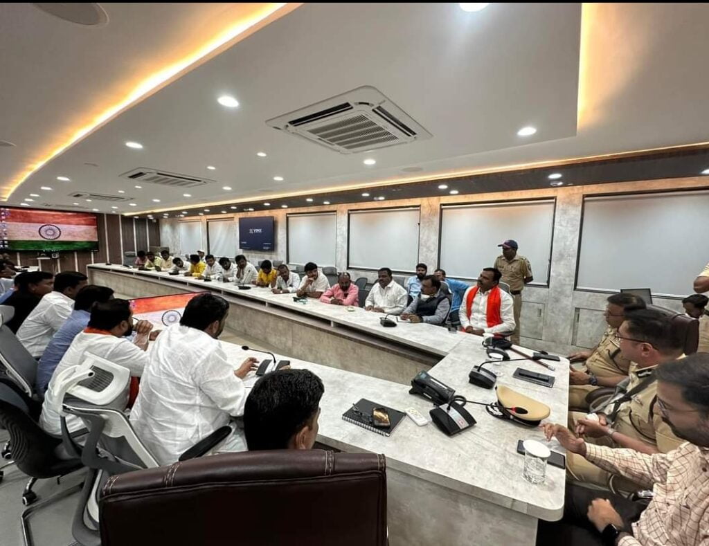 जिल्हाधिकारी कार्यालयातील बैठकीत मराठा नेत्यांचा जिल्हा प्रशासनाला शब्द व व्यक्त केली कृतज्ञता 3 image editor output image 1199239118 1698769967635