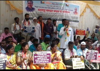 वंचित बहुजन आघाडीच्या वतीने विविध मागण्यांसंदर्भात जिल्हाधिकारी कार्यालयासमोर जवाब दो धरणे आंदोलन 8 image editor output image 1480050696 1697124318159