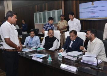 जिल्हाधिकारी अभिजीत राऊत यांनी<br />समितीला नांदेड जिल्ह्याचे केले सादरीकरण 1 image editor output image1133284228 1697644375494