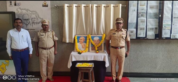पोलीस अधिक्षक कार्यालयात "राष्ट्रपीता महात्मा गांधी व लाल बहादुर शास्त्री "यांची जयंती साजरी 1 image editor output image627739859 1696242045866