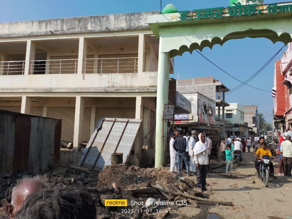 हिमायतनगर शहरातील मुख्य रस्त्यावरील अतिक्रमण नगर पंचायत प्रशासनाने पोलिसांच्या मदतीने हटविले…👉 उमर चौक परिसरातील रस्त्याने घेतला मोकळा श्वास... 2 IMG 20231107 WA0018