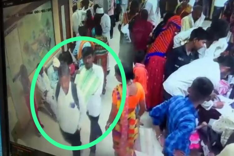 हिमायतनगर शहरातील भारतीय स्टेट बँकेतून भर दिवसा 90 हजाराची चोरी…;पोलिसांचा तपास सुरू ,आरोपी फरार… 1 IMG 20231108 WA0045