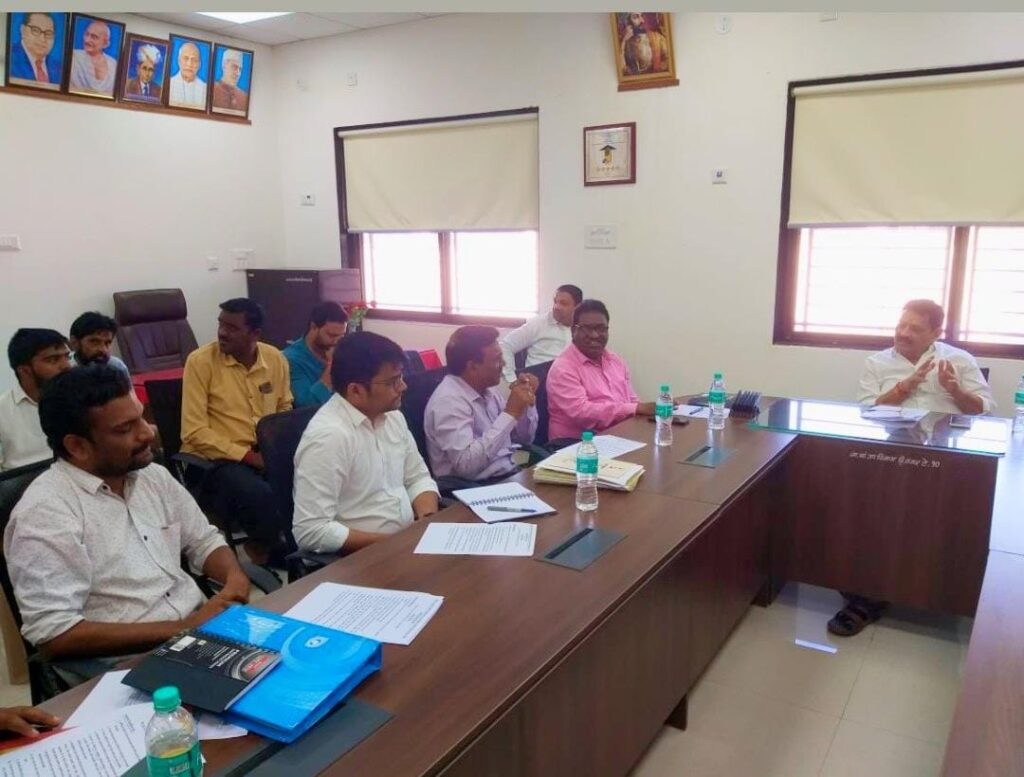 40 दिवसात शहरातील पाणी पुरवठयाचे काम पूर्ण करून नागरिकांची तहान भागविणार:- आमदार माधवराव पाटील जवळगावकर<br>👉🏻हिमायतनगर शहरातील शासकीय विश्रामगृह येथे पाणी पुरवठा आढावा बैठक संपन्न.. 2 IMG 20231120 WA0024