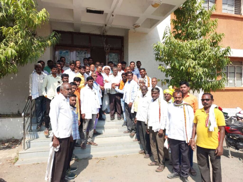 धनगर समाज बांधवांचे आरक्षणाच्या विविध मागण्यांसाठी तहसीलदारांना निवेदन 2 IMG 20231121 WA0047 1