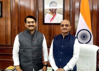 मराठवाड्याच्या विकास कामांसाठी केंद्रीय मंत्र्यांबरोबर बैठक - डॉ. श्रीकांत पाटील<br />👉🏻जिल्ह्यात निधीसंकल्पनासाठी सचिवांबरोबर श्रीकांत पाटील यांची चर्चा संपन्न…. 7 IMG 20231125 WA0033