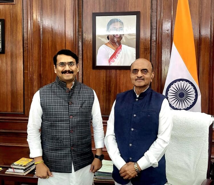 मराठवाड्याच्या विकास कामांसाठी केंद्रीय मंत्र्यांबरोबर बैठक - डॉ. श्रीकांत पाटील<br />👉🏻जिल्ह्यात निधीसंकल्पनासाठी सचिवांबरोबर श्रीकांत पाटील यांची चर्चा संपन्न…. 1 IMG 20231125 WA0033