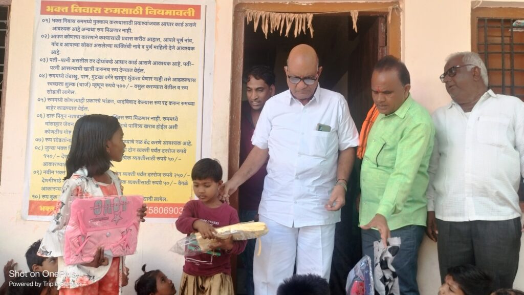 श्री परमेश्वर मंदिर देवस्थान कमिटी कडून शहरातील 500 गोरगरीब विद्यार्थ्यांना ड्रेसचे वाटप... 3 IMG20231108110513